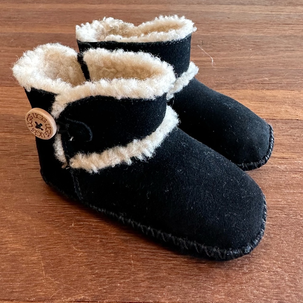 UGG Infant Boots Black Size 4/5 Baby Sheepskin Booties Cozy Baby Shoes Baby Uggs